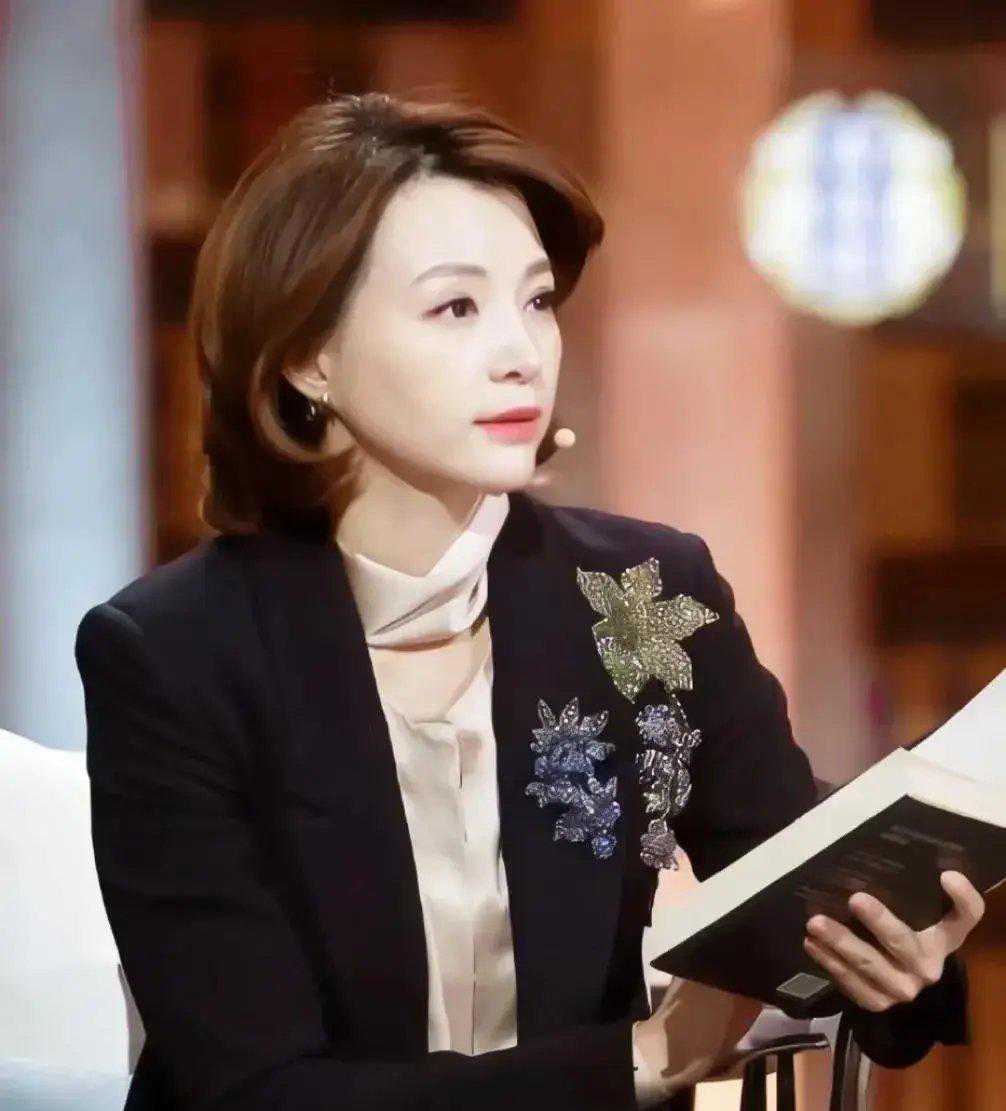 董卿 央视主持界“四大美人”周涛、董卿、朱迅和李思思谁更艳压群芳？