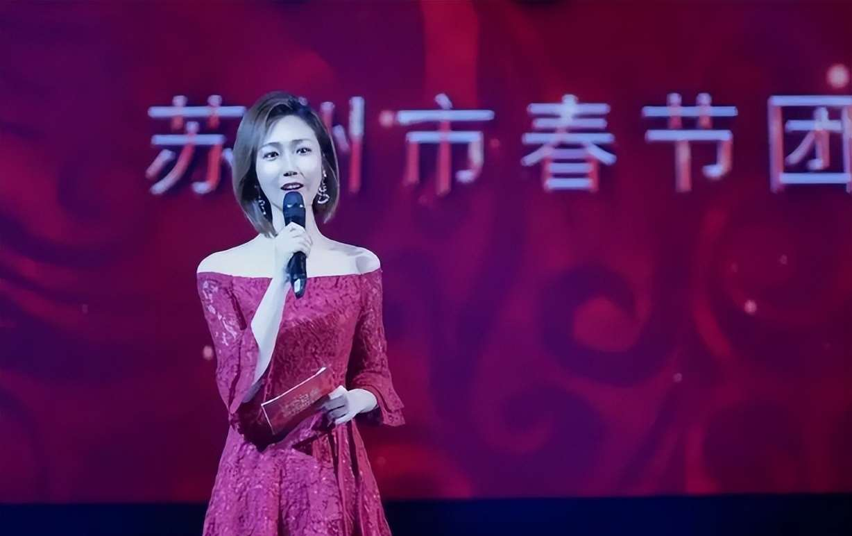 董卿 她是90后最美主持人, 26岁进央视, 4年后主持春晚, 才华比肩董卿!