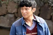 网友热议！董子健踮脚合影引争议，海外度假照曝光似乎不太顺利