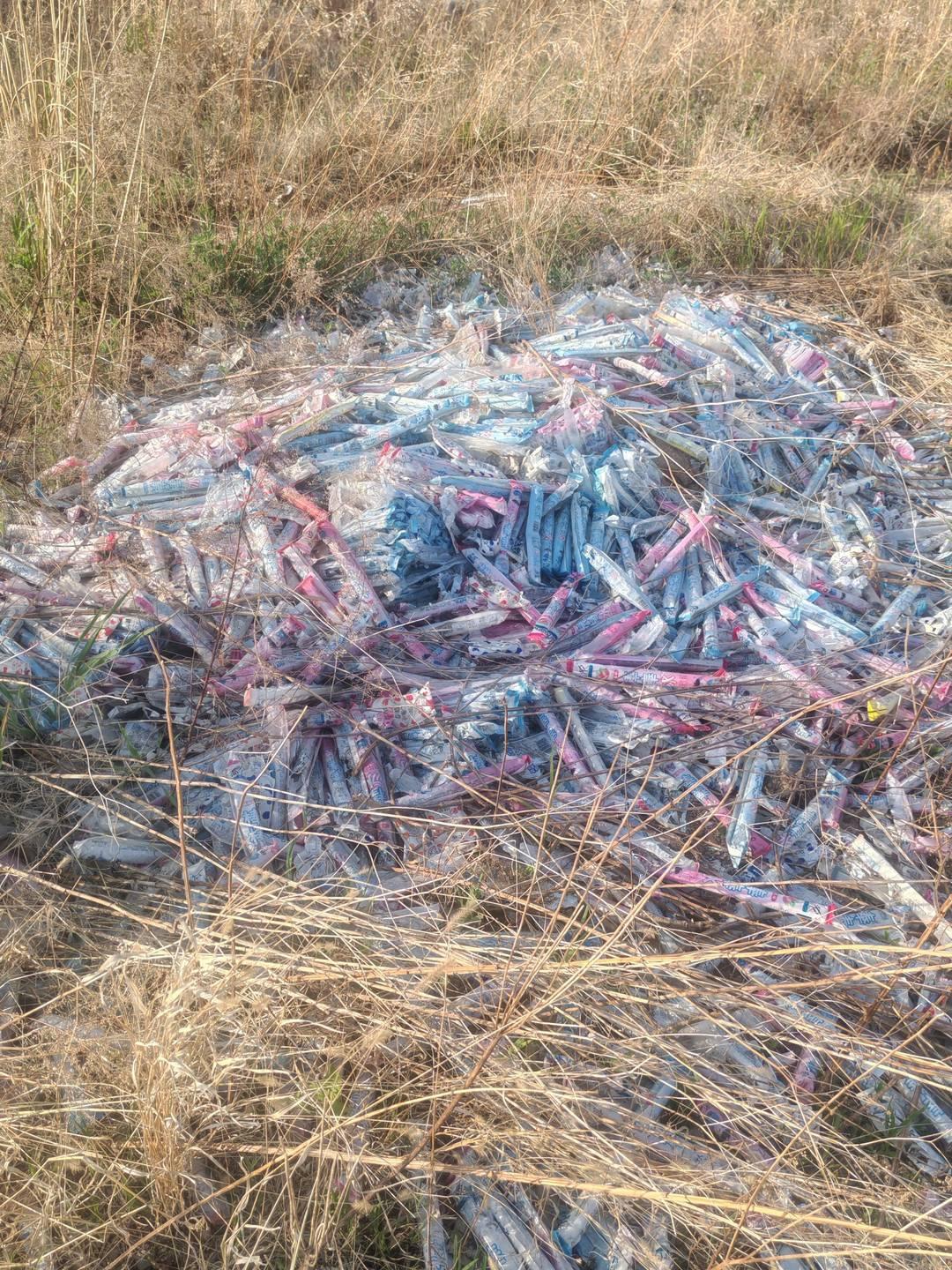 女子徒步在山顶发现大量“野生”碎冰冰 网友说是给生猪降温用？