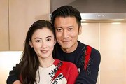 张柏芝五一假期带娃出行，12年老路虎遭儿子吐槽：扶手箱都坏了！