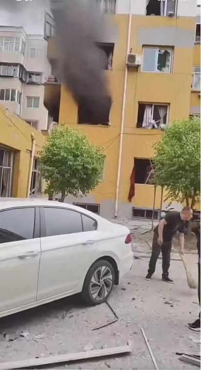 男子清早回家抽烟时引发闪爆，多户窗玻璃被震碎；汾阳相关部门：男子受轻伤