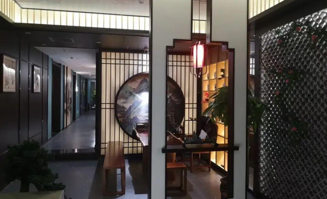 家中查出2亿现金，祖坟挖出3公斤金砖？足浴店成受贿中转站