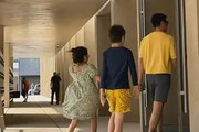 霍思燕带儿女逛798，小女儿背影引热议，简直是迷你版霍思燕！