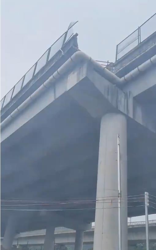 高架快速路4车道变3车道，导致车辆坠落人员死亡？官方回应
