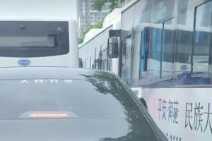 武汉街头一汽车尾部挂“手机”充电？交警：虽不违法，但不提倡