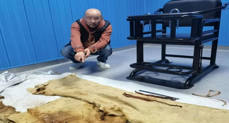 男子赌博欠债20多万欲卖千年裹尸布，涉嫌倒卖文物被抓