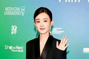 彻底不装了！看活动上“挂脸”的赵丽颖，才懂何炅当初对她的评价