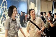 44岁谢娜和爸爸现身三星堆博物馆！谢娜状态不错，父女俩长得真像