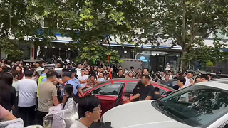河北原配街头抓现行，被小三女儿气哭，丈夫当场翻脸：我是被逼的
