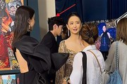 宋佳撩佟丽娅的脸，有谁注意身后的张若昀？网友：我承认我嫉妒了