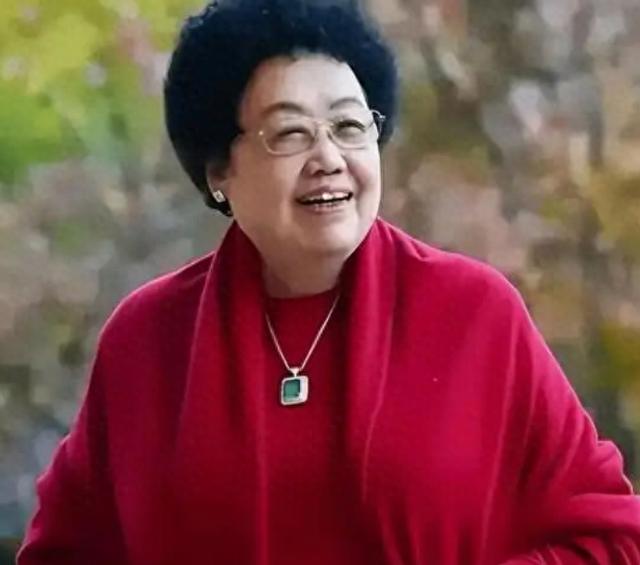 豪门真爱传奇：陈丽华百亿遗产全留“唐僧”迟重瑞，亲生儿女各得
