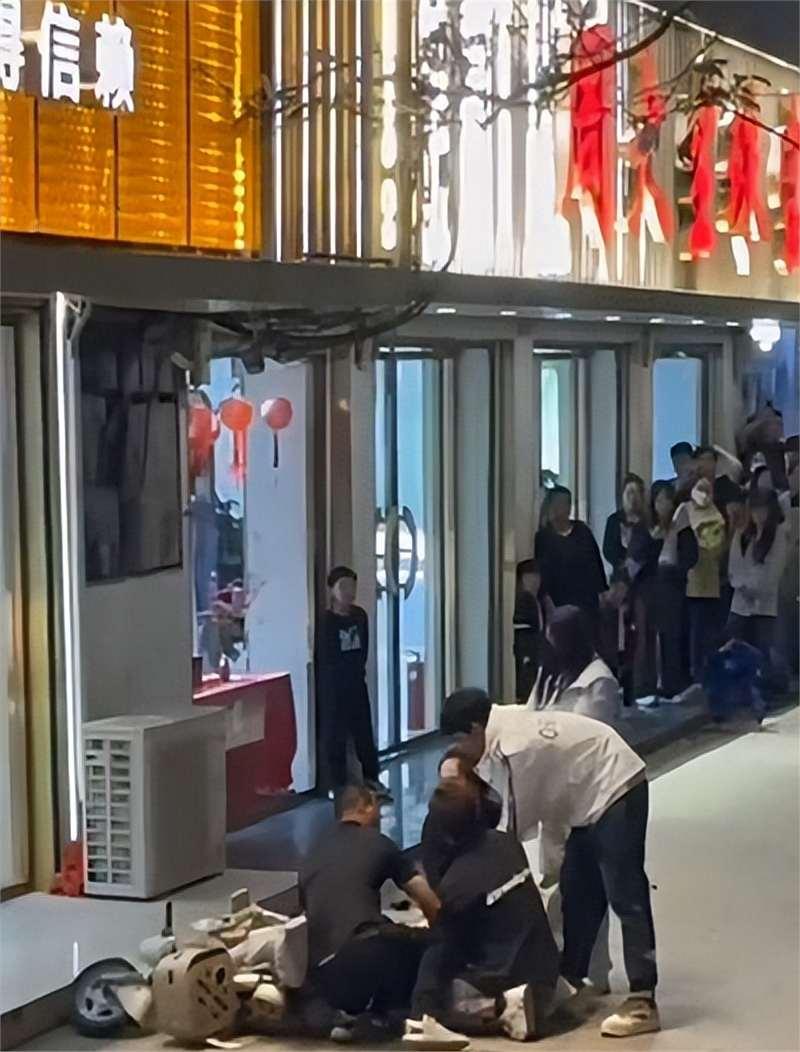 邢台街头两女子上演“撕裙大战”，裙子被撕露出打底裤，警方介入