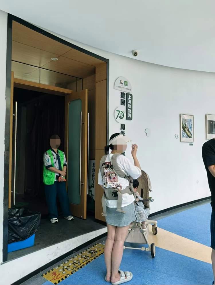 游客在展馆给婴儿喝奶瓶被赶 动物园：不在展馆饮食是规范