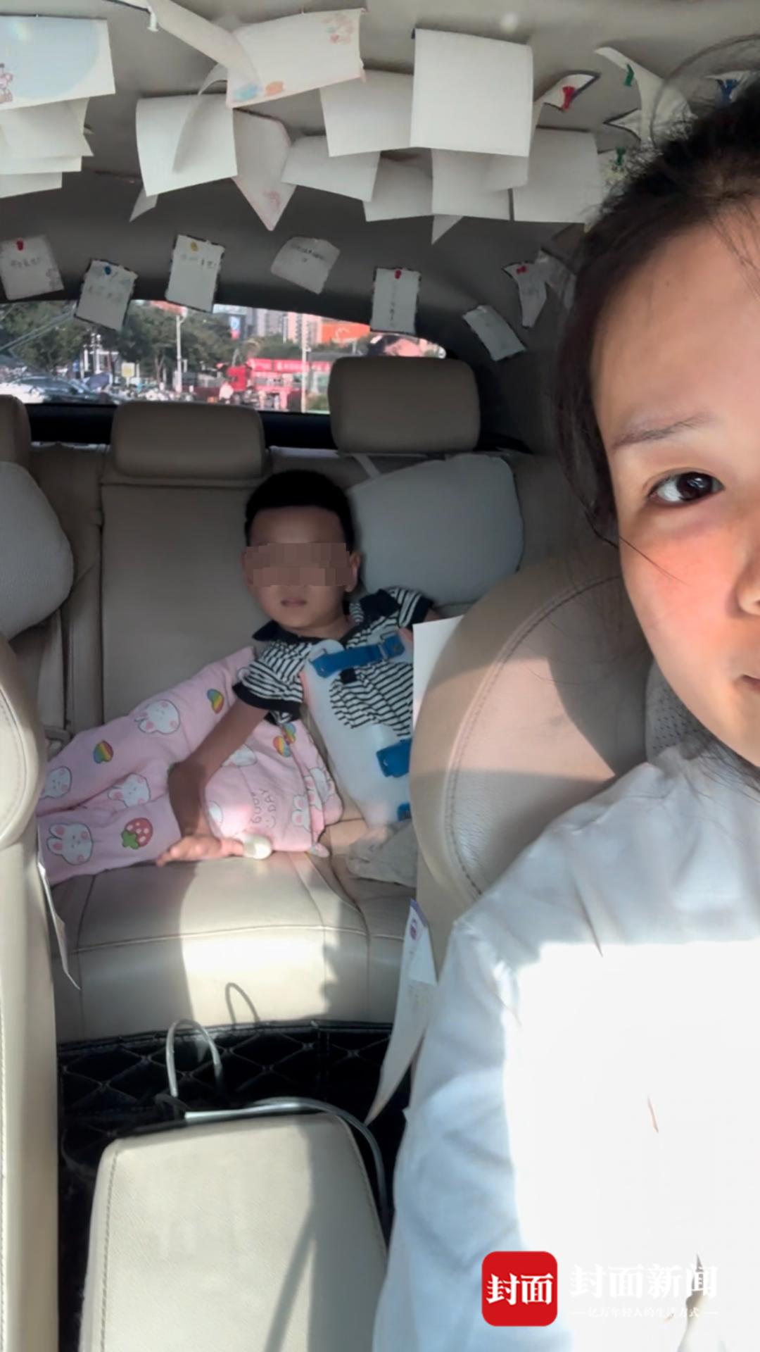 27岁宝妈载患病儿子开网约车，乘客祝福贴满车厢，有人偷留1万元现金