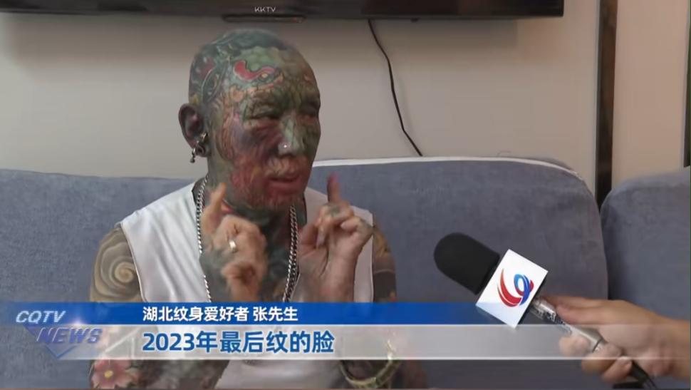 “你就是个老妖怪！”68岁大爷全身刺青，如今肠子悔青