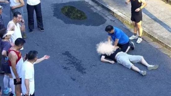 生死时速！杭州街头男子突发心脏骤停倒地，多名路人接力救援