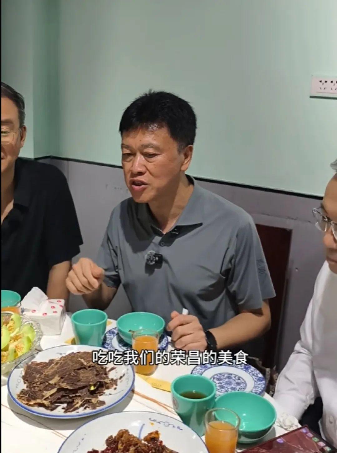 重庆一区委书记带头下馆子：我们要带头消费，带领消费