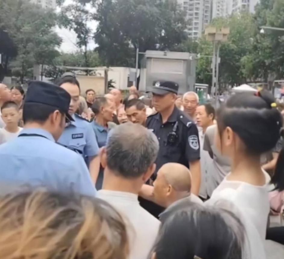 重庆一老人街头侵犯女孩，伸手摸其敏感部位，被抓后撒泼打滚！