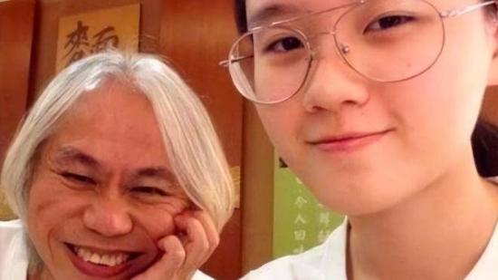 “爷孙恋”李坤城离世2年后，儿子李卓轩怒骂：他把路走死了