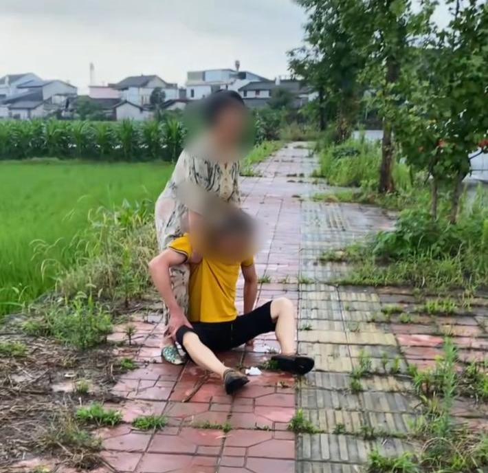 德阳一夫妻吵架丈夫怒喝敌敌畏，路人援手送医 当地医院：已脱险，还需观察一周