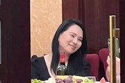 伊能静带女儿巴黎游玩，素颜照遭调侃，岁月无情却依旧乐观