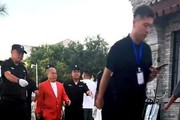 70岁吴志雄陕西街头被偶遇，穿红西装配保镖，派头十足似大佬