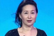 六十三岁何超琼现身黑龙江，着黑色服装显瘦，获赠鱼皮衣喜悦满满