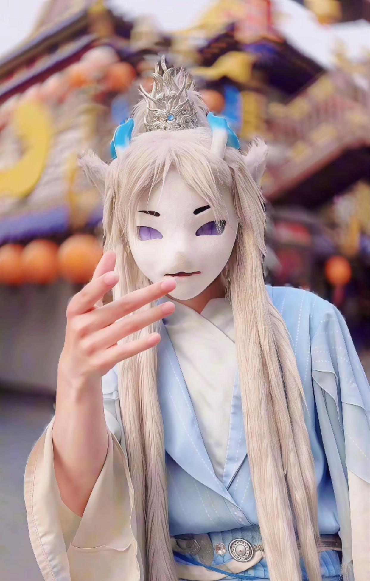 万岁山网红NPC蓝狐狸被曝婚内出轨粉丝，景区：已将其辞退