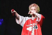 鹿晗关晓彤同现山东，情侣手链引热议，默默拼搏爱情不再张扬
