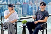 周星驰周杰伦再聚！戴墨镜喝奶茶，周杰伦脚踩足球摆造型！