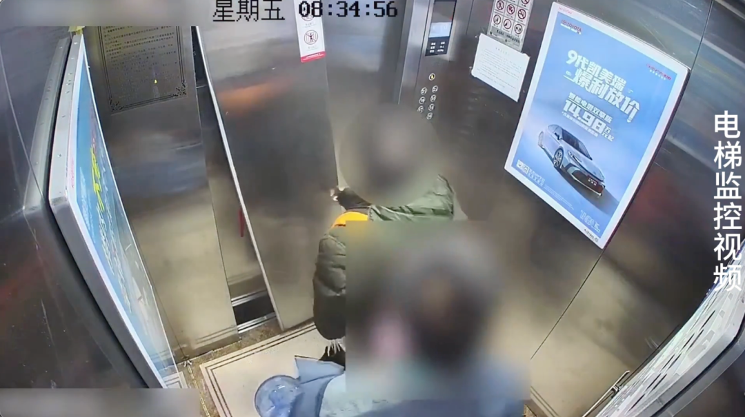 男子着急上班怪电梯反向运行，扇了3巴掌，竟将电梯门打掉了！法院：赔3.8万，拘役5个月