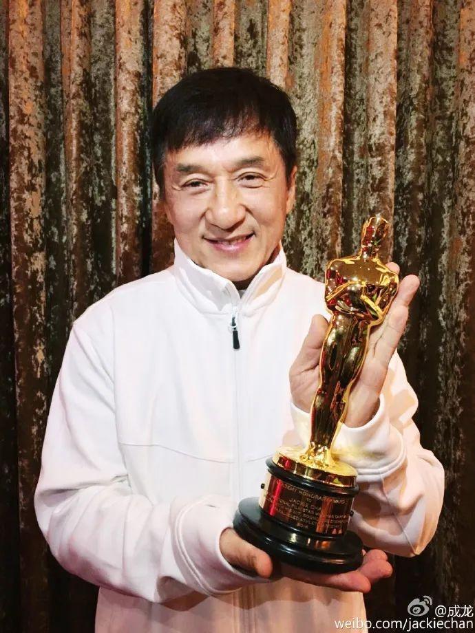 王晶透露成龙早年不敢公开结婚消息，曾被同一女粉丝扇3次耳光：每次都放她走了