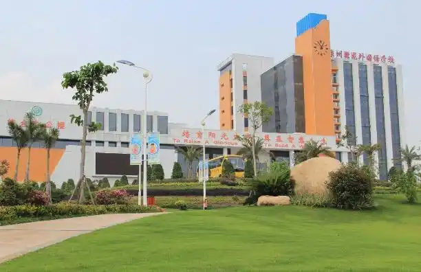 小学生遭同学殴打，被生活老师拍裸照？校方通报