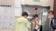 韦东奕看牙穿拖鞋，脚趾形状引担忧，2位陪同者身份被扒！