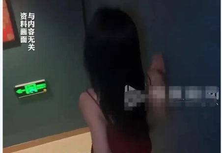 武汉椰岛店员摸胸女顾客被拘10日 店方：他是被开除后私自来上班的