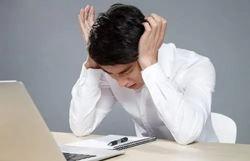 男子连续工作超过8小时，仅闭眼休息3分钟就遭开除！