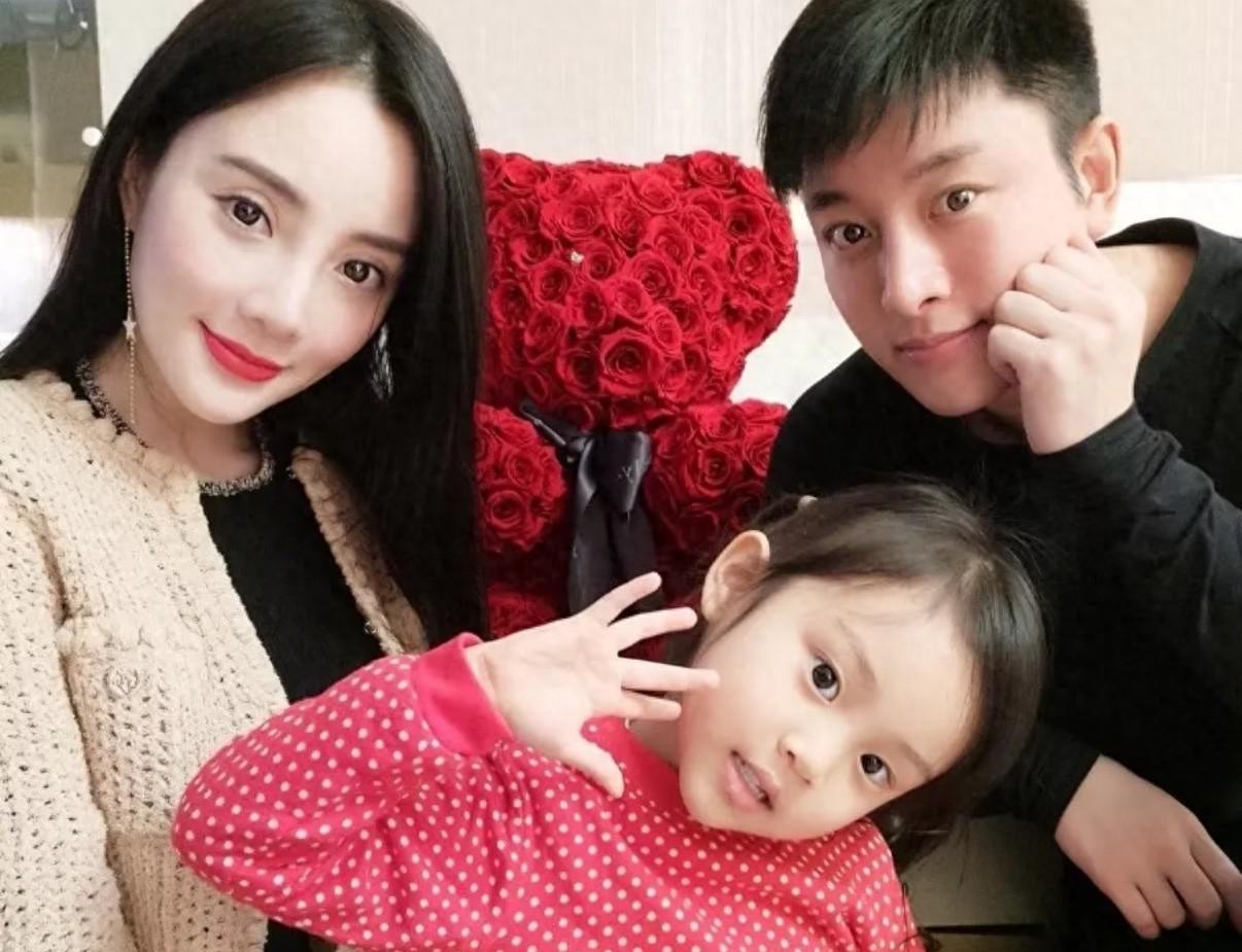 李小璐被曝生二胎，生父是贾乃亮？视频中惊现婴儿座椅