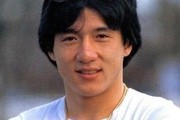 成龙拼命工作为家人，71岁孤独聚餐显疲惫，昔日辉煌成往事