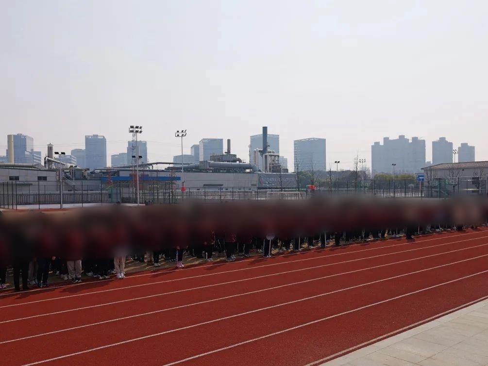 杭州钱塘回应“一小学多名学生流鼻血”：已成立工作专班，检测涉事企业排放物