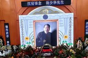 乱成一锅粥！杨少华灵堂：前央视主持怒骂、杨议哭晕，高僧玩杂耍