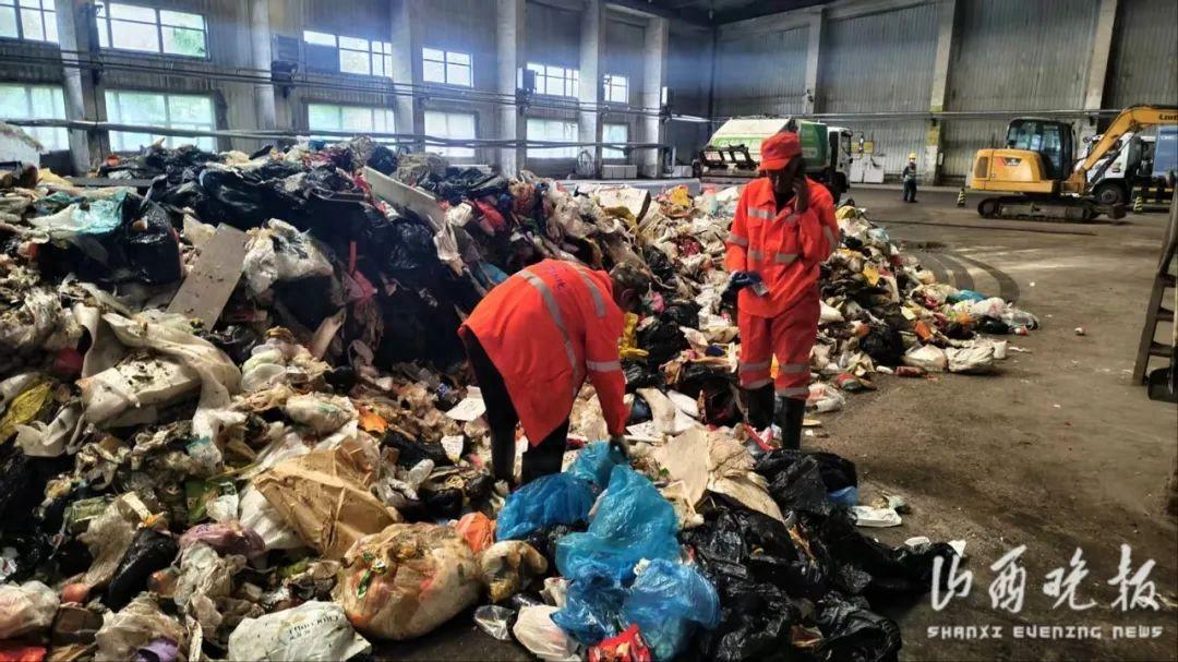 “两环卫工从8吨垃圾中找回手表”引发质疑，当地多方回应