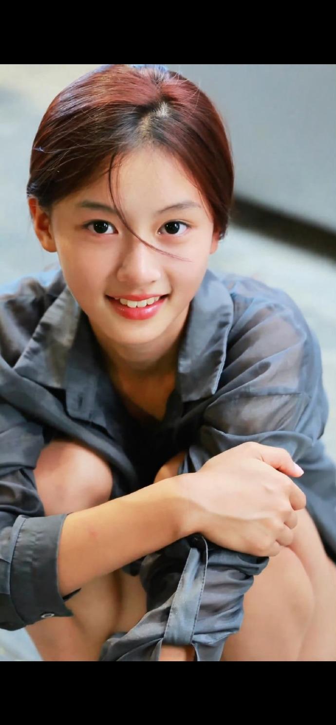 河南“神颜”素人女孩被街拍后走红，于正现身当事人妈妈评论区
