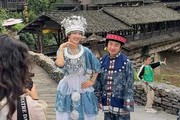 王祖蓝李亚男亮相乌江寨，李亚男美若天仙，王祖蓝矮小似仆人！