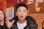 见钱眼开！为了割韭菜脸都不要，这5位明星“捞钱”的样子太难看