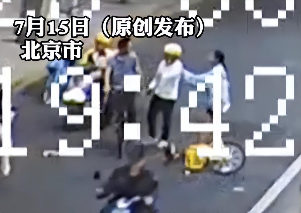 男子疯狂别车狂追一公里，将14岁女孩挤入机动车道，警方：行拘！