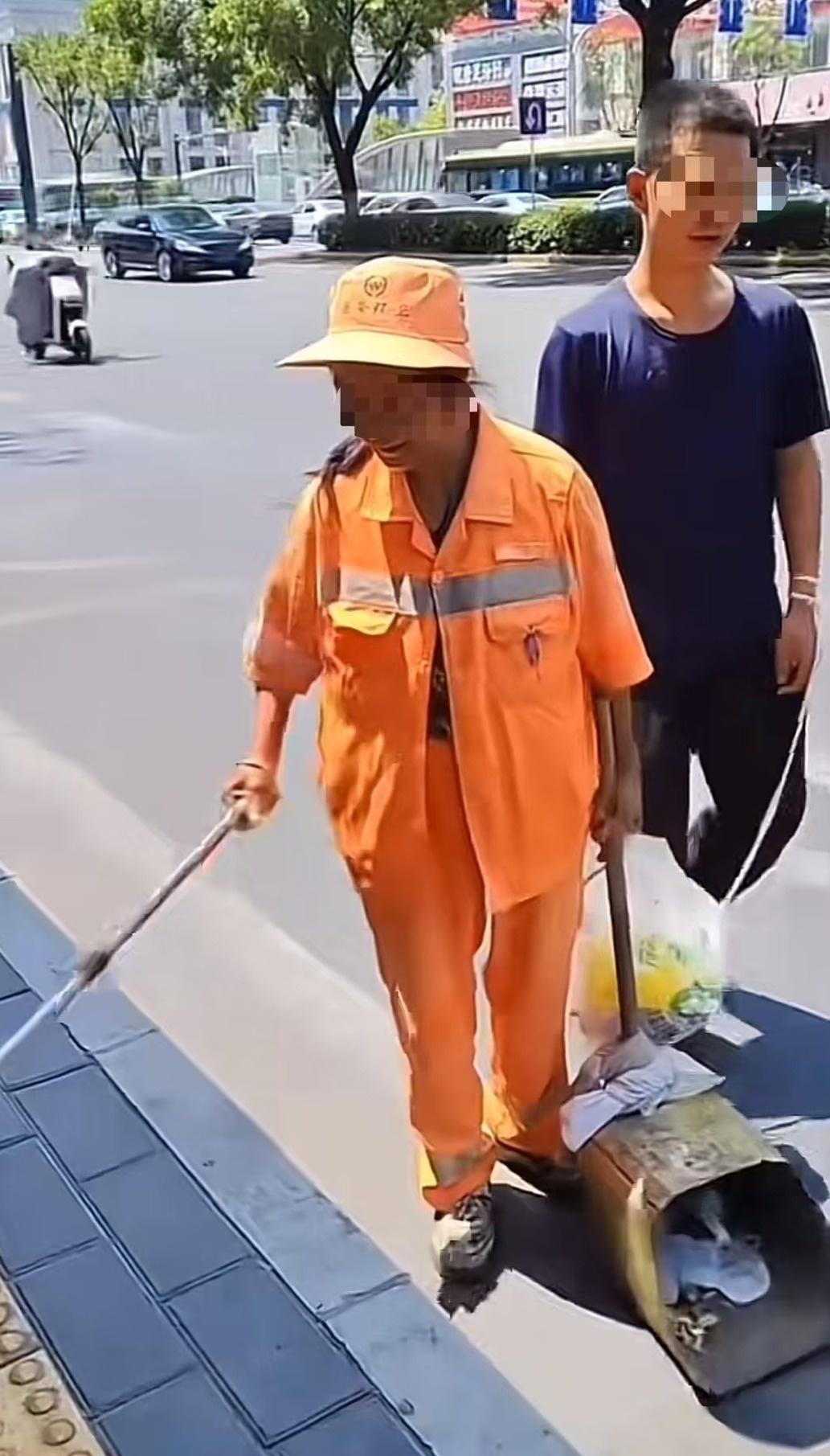 高温下，环卫工用绳子牵着儿子扫街！知情人：其有智力障碍