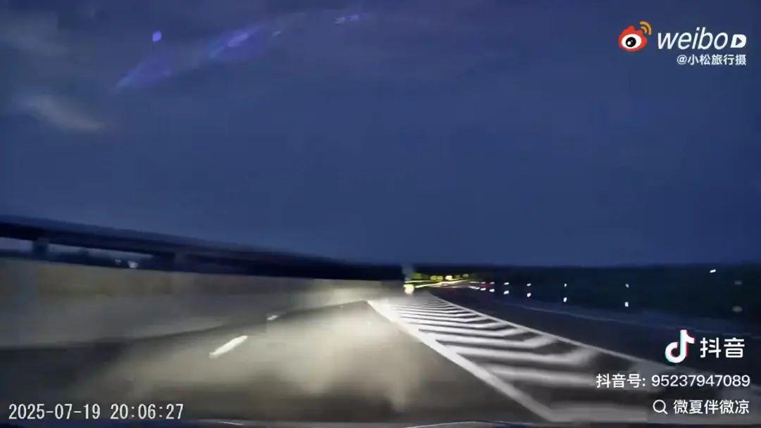 高速惊现“断头路”！司机猛打方向盘险些撞上，当地交警回应 