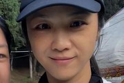 汤唯一家新疆度假，脸上斑点皱纹多但很自然，55岁金泰勇老了不少