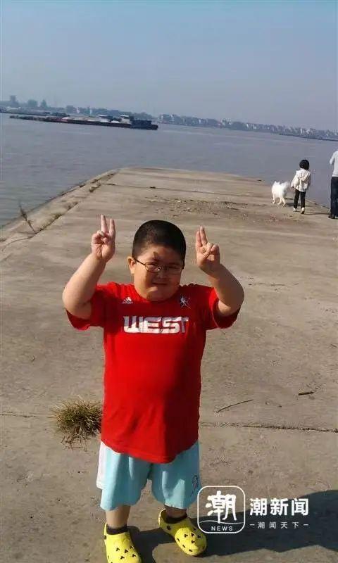 330斤男孩患罕见病：永远喂不饱！妈妈抹泪不放弃：我要陪他长大
